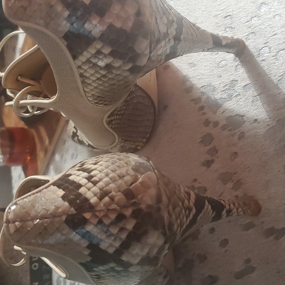 Genuine Snakeskin and Linen Te Casan heels - Picture 4 of 17